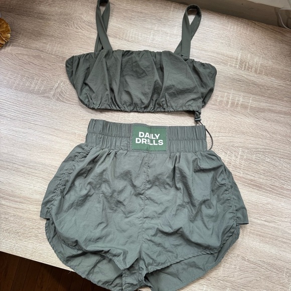 Daily Drills Bounce Set Bubble Crop Top Shorts Athletic Nylon in Green Medium - Picture 3 of 13